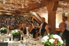 Toni_explains_the_wine